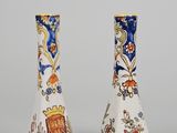 paire de vases ornés de fleurs et d'un blason