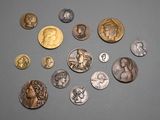 beaucoup de pièces qui sont sur la table