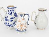 trois petits vases posés les uns à côté des autres sur une surface blanche