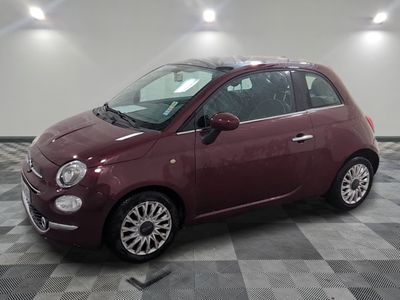 une photo d'une Fiat rouge dans un showroom