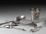 des cuillères en argent et des cuillères posées sur une table