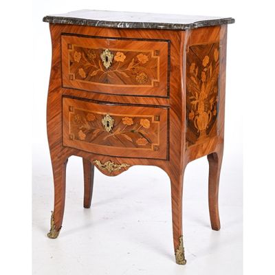 une image d'une petite commode avec un plateau en marbre