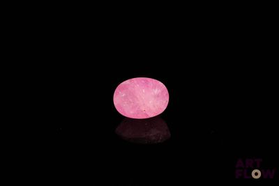 une image d'une lune rose dans le ciel nocturne