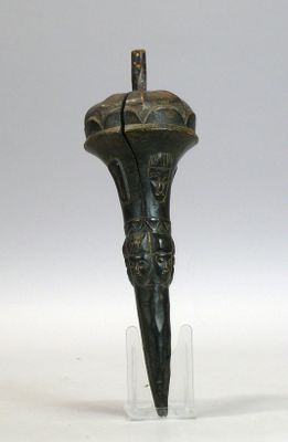 Sceptre en bois dur à patine sombre s’évasant au sommet en f…