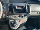 le tableau de bord d'une voiture, avec une radio et un volant