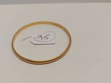 une bague en or avec une étiquette de prix
