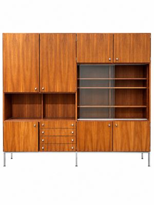 une photo d'une armoire en bois avec des étagères et des tiroirs