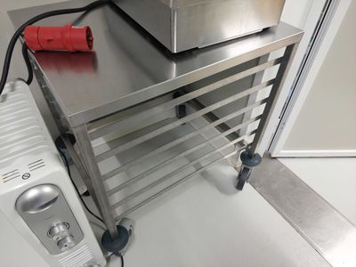 un grille-pain et un autre grille-pain posé sur une table