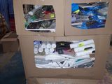 un carton sur lequel sont posés de nombreux objets