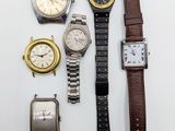 plusieurs types de montres sont présentés sur une surface blanche