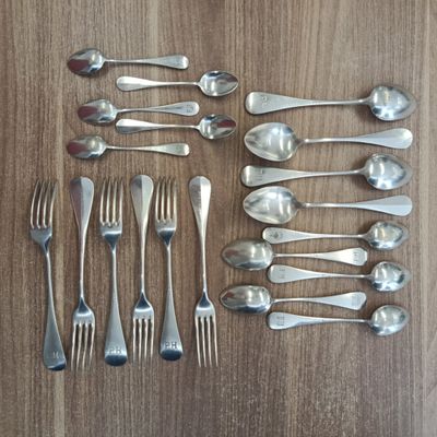 beaucoup de cuillères et de fourchettes en argent sur une table
