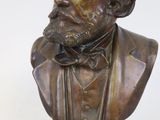 buste en bronze représentant un homme barbu portant un nœud papillon