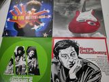 Trois albums vinyles des Jackson Five sont posés sur une table