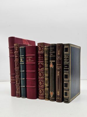 quatre livres sont alignés sur une surface blanche