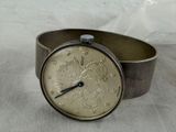 une montre-bracelet en argent ornée d'un motif floral