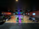 une piste de bowling avec une boule de bowling par terre