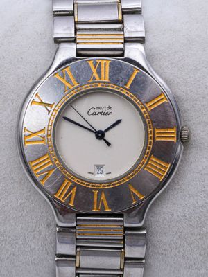 une image d'un gros plan d'une montre-bracelet avec des chiffres romains