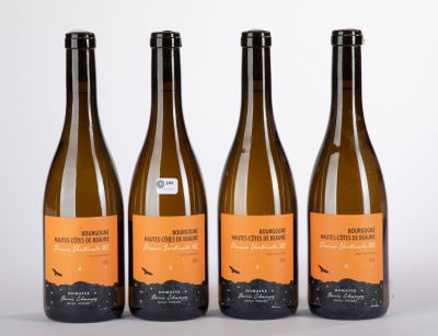 trois bouteilles de vin posées l'une à côté de l'autre sur une table