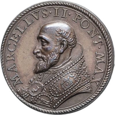 une vieille pièce d'argent sur laquelle figure le portrait d'un homme
