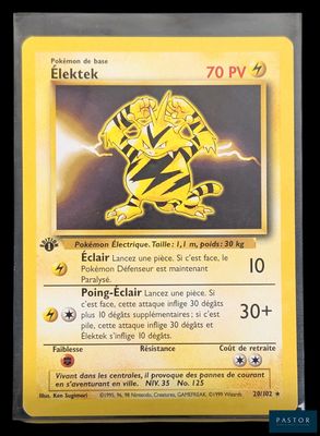 gros plan d'une carte pokemon sur fond noir