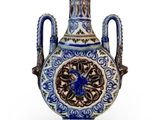 un vase bleu et blanc avec un oiseau dessus
