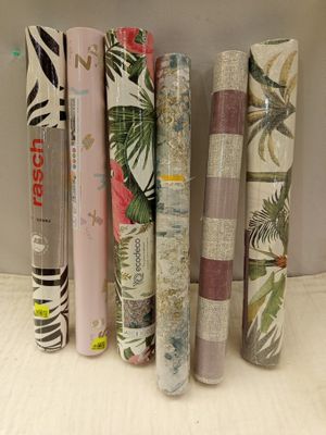 de nombreux rouleaux de papier d'emballage disposés les uns à côté des autres sur une étagère