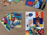 de nombreuses bandes dessinées sur la table et un livre sur la table