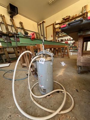 un chauffe-eau installé dans une pièce