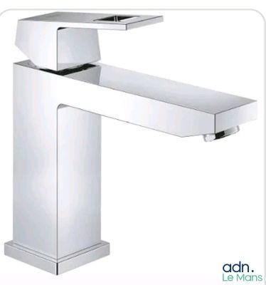 un gros plan sur un robinet de lavabo, sur fond blanc