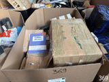 de nombreux cartons empilés les uns sur les autres
