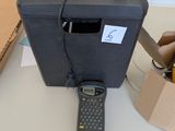 une image représentant une boîte à laquelle est fixé un téléphone portable