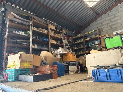 un garage où s'entassent de nombreuses boîtes par terre