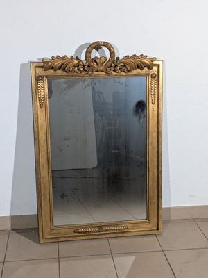un miroir posé sur le sol devant un mur