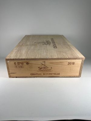 une boîte en bois avec un couvercle en bois posée sur une table blanche