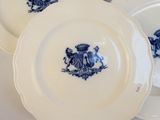trois assiettes ornées de motifs bleus et blancs