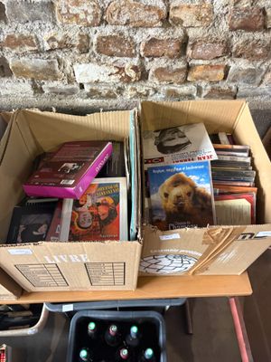 une boîte remplie de DVD posée sur une table