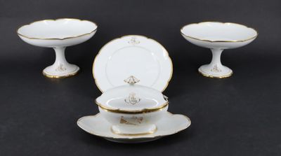 trois pièces en porcelaine blanche et dorée, ornées de bordures dorées