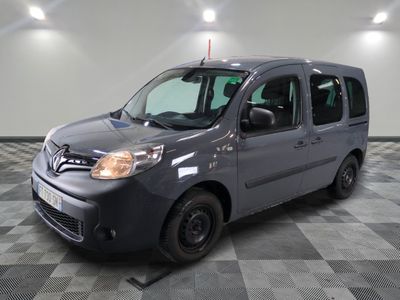 la photo d'une camionnette grise garée dans un garage