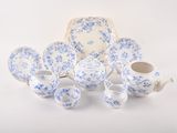 beaucoup de vaisselle et de tasses bleues et blanches sur la table