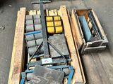 un tas d'outils posé sur une palette