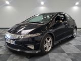une photo d'une Honda Civic noire sur un sol à damier