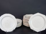 un grand nombre d'assiettes posées sur une table