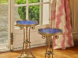 deux tables placées devant une fenêtre