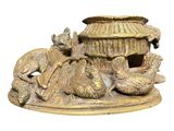 une statue représentant un oiseau et un bain d'oiseaux sur un plateau