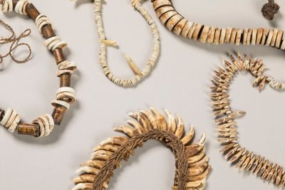 plusieurs types de colliers et de bracelets différents disposés sur une table