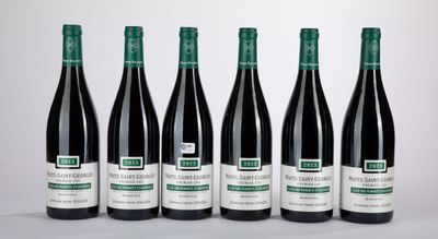 six bouteilles de vin sont alignées sur une table