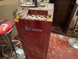 un tabouret rouge posé dans une pièce où se trouve un plan de travail rouge