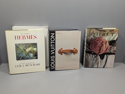 trois livres posés les uns à côté des autres sur une étagère, près d'une table