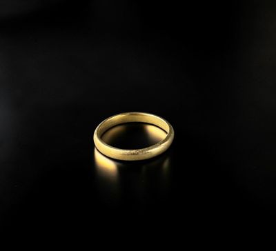 une alliance en or sur un fond noir