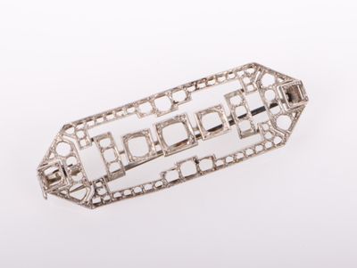 une broche Art déco en forme de diamant, en or blanc